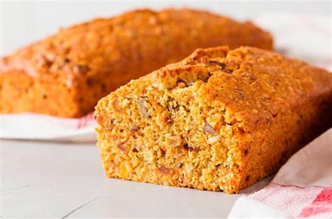 Queque de avena y harina de arroz recién horneado