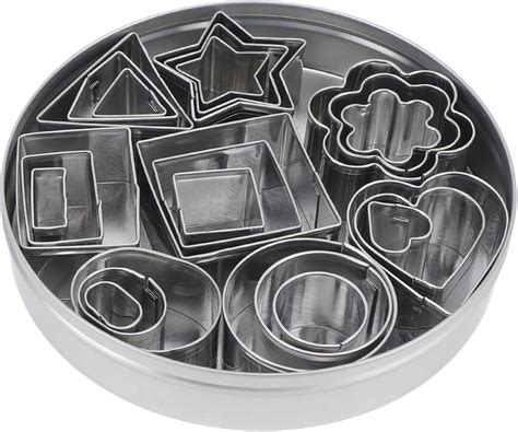 Conjunto de cortadores de galletas en forma de estrella de diferentes tamaños.