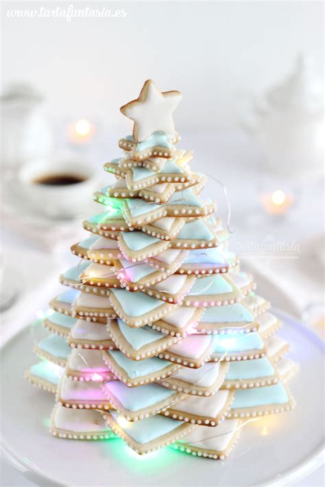 Árbol de Navidad de galletas completamente montado y decorado, listo para ser presentado.