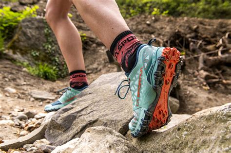 Zapatilla de trail running con detalles técnicos, tejido Matryx y suela Vibram