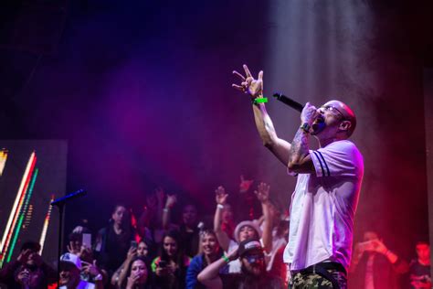 Fotografía de un artista de música urbana en concierto