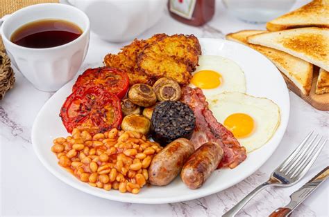 Esquema de ingredientes que componen un desayuno inglés típico, resaltando las alubias en salsa de tomate.