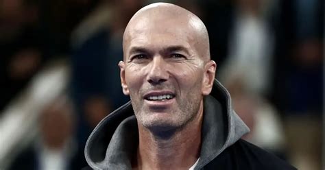 Zinedine Zidane con sus jugadores en una reunión