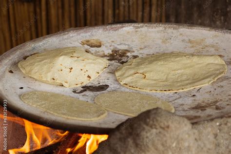 Fotografía de tortillas recién hechas sobre un comal tradicional