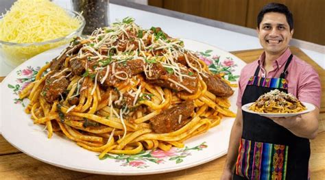 Plato de tallarín de carne ecuatoriano con salsa y fideos