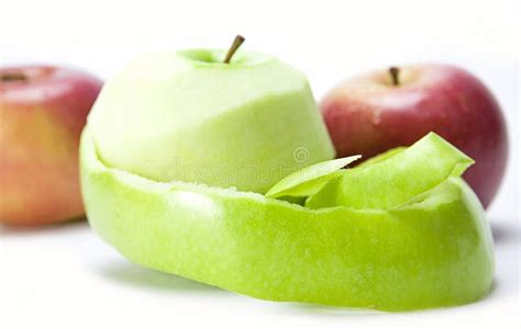 Imagen de una manzana entera y pelada, destacando la cáscara