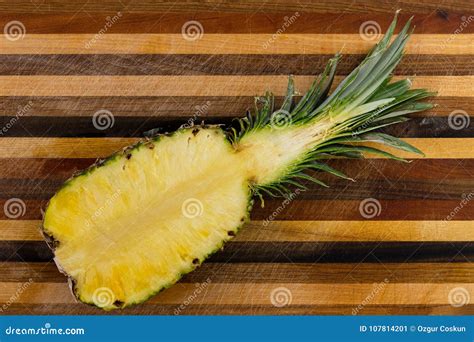 Corte transversal de una piña madura y fresca