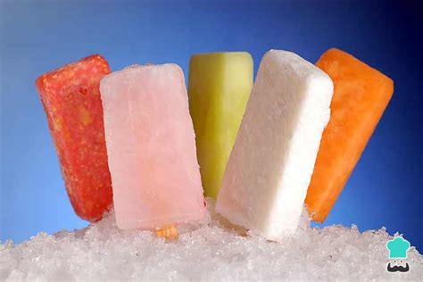 Paletas de hielo caseras de piña con trozos de fruta