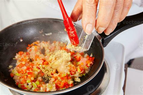foto de hogao casero con cebolla y tomate