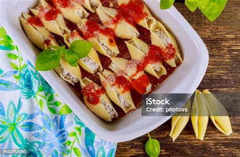 foto de torta de pasta dorada cocinada en sartén