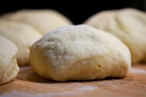 Masa de pasta de sémola recién amasada y lista para reposar
