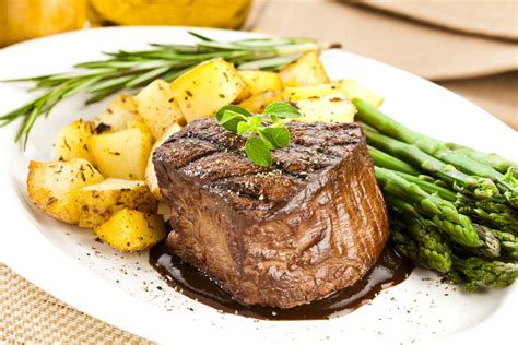 Filete sazonado y cubierto con aceite de oliva, listo para asar