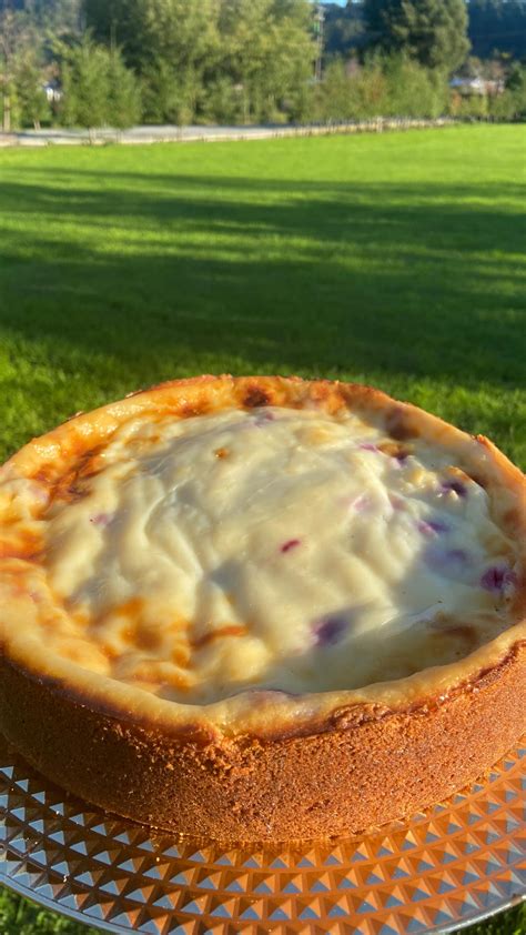 kuchen de maicena con decoración de hilos de masa