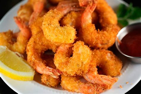 Foto de camarones empanizados con panko y coco listos para servir