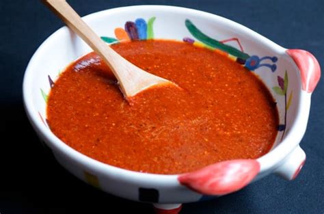 Foto de un tazón pequeño con salsa de acompañamiento de tres ingredientes
