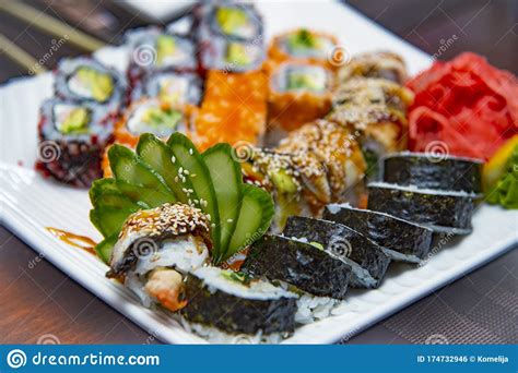 Plato variado de sushi fresco y colorido