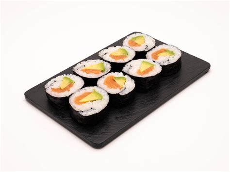 Hosomaki tradicional de salmón y pepino