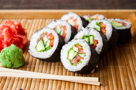 Rolls de sushi vegetariano con ingredientes frescos