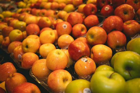 Variedad de manzanas frescas y copos de avena