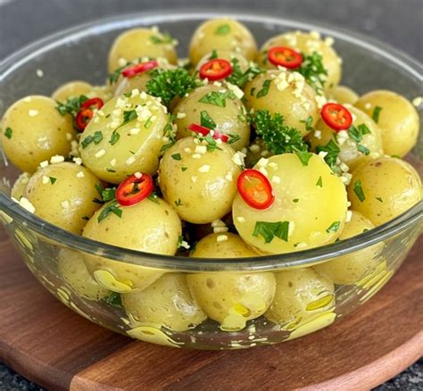 Foto de papas cocidas listas para servir con salsa