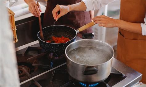 Imagen de una olla con duraznos cocinándose, mostrando la textura de la compota.