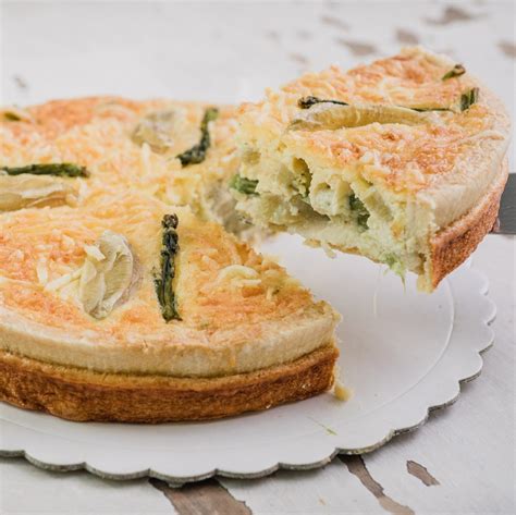 Quiche de alcachofas y espárragos recién horneada