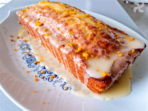Bizcocho de naranja con capas de Nutella y glaseado blanco