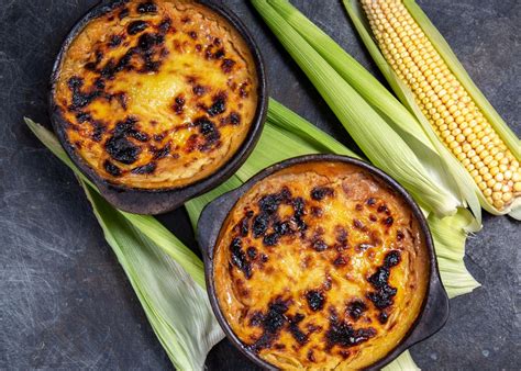 Pastel de choclo chileno en paila de greda, vista superior con dorado