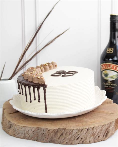 Pastel de Baileys con cobertura de chocolate y crema