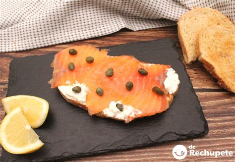Foto de tostadas con queso crema y salmón ahumado