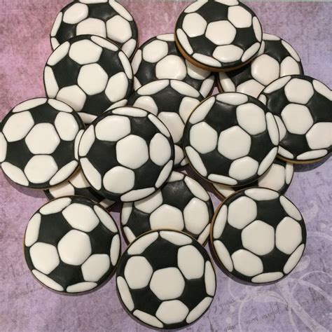 Foto de galletas de balón de fútbol decoradas con diferentes estilos