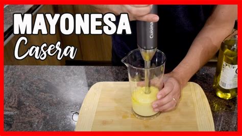 Proceso de elaboración de mayonesa casera en un vaso alto con batidora de mano