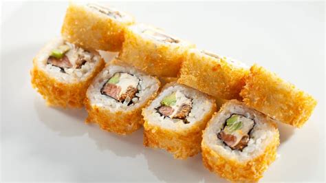 Sushi recién frito y crujiente, cortado en rodajas y listo para servir