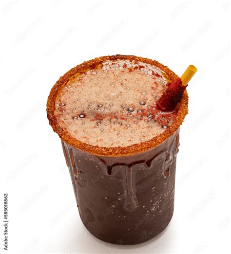 Ilustración de una michelada clásica servida en un vaso escarchado.