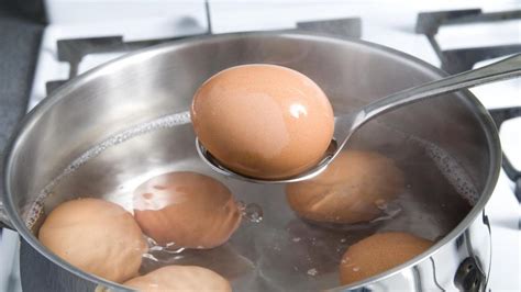 Foto: introducción de huevos en agua hirviendo con cuchara