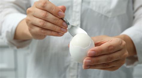 Ilustración mostrando las diferentes técnicas para pelar huevos cocidos