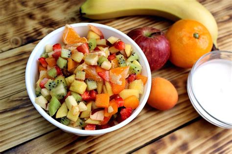 Fruta picada y mezclada con azúcar en un bol para macerar
