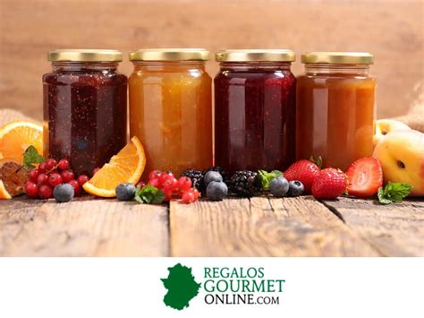 Varios tarros de mermelada casera de diferentes frutas