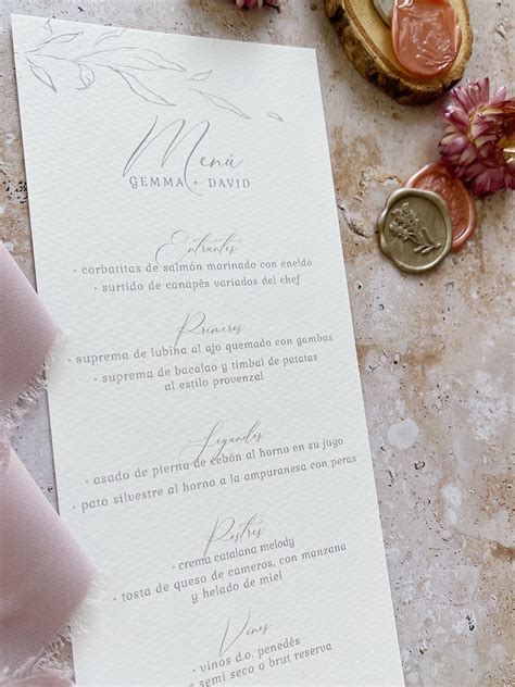 Detalle de un menú de boda elegante.