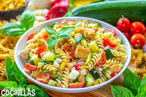 Ensalada de pasta con pollo y tomate