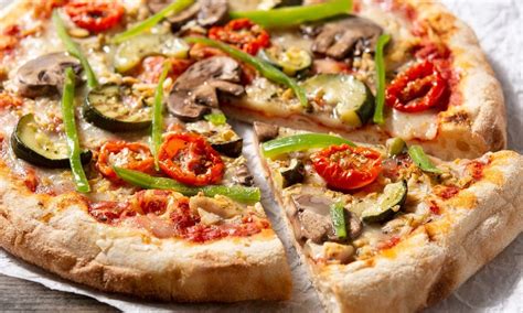 pizza vegetariana variada con vegetales frescos