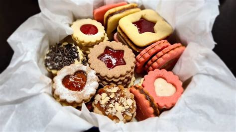 Variedad de galletas con forma de luna de diferentes culturas