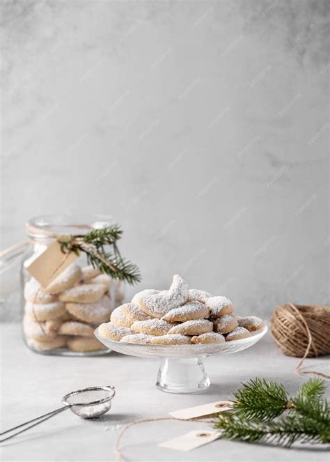 Plato de Vanillekipferl espolvoreadas con azúcar glas
