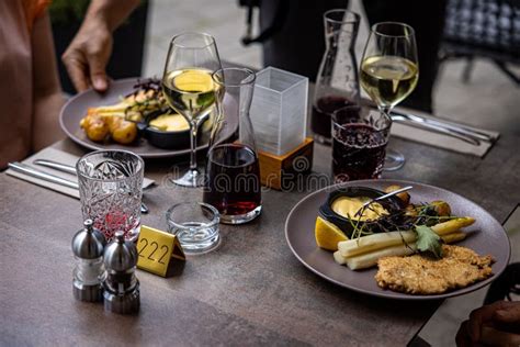 Mesa de barbacoa con varios platos y copas de vino