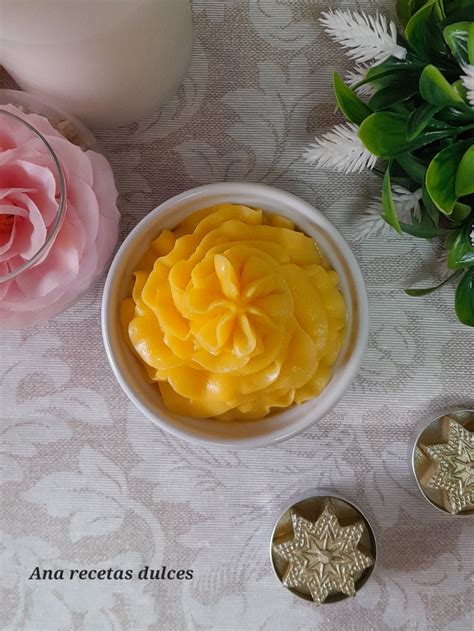 Crema pastelera de naranja enfriándose con film transparente