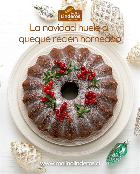 Fotografía de un queque de Navidad tradicional recién horneado, espolvoreado con azúcar flor o decorado con frutos secos.