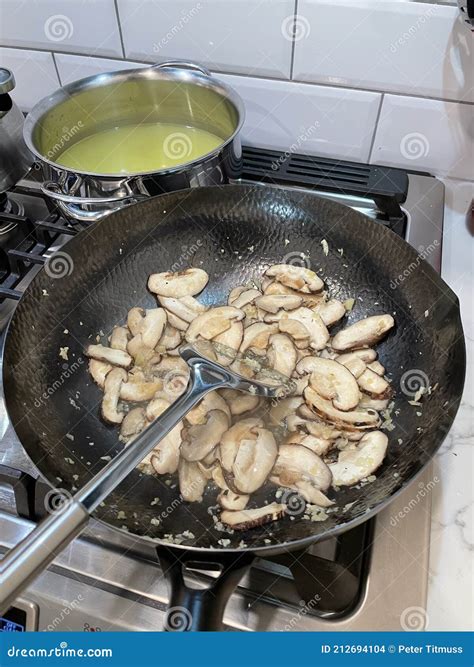 Fotografía: Relleno de pollo y champiñones cocinándose en una sartén