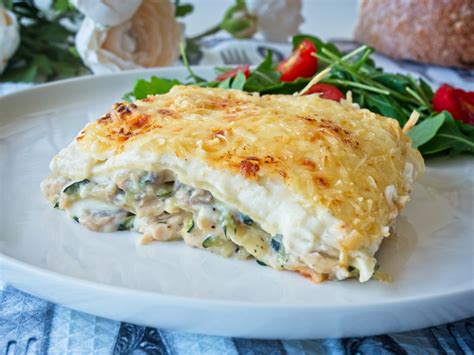 Fotografía: Plato servido de lasaña de pollo y champiñones recién horneada