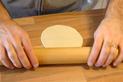 Pasos para amasar y estirar masa de empanada