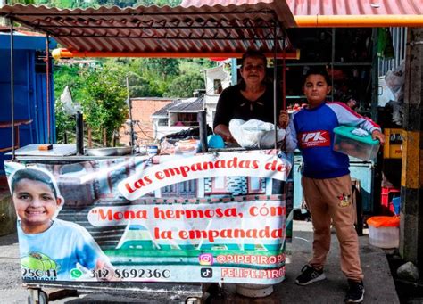 Niño armando empanadas con ayuda de un adulto